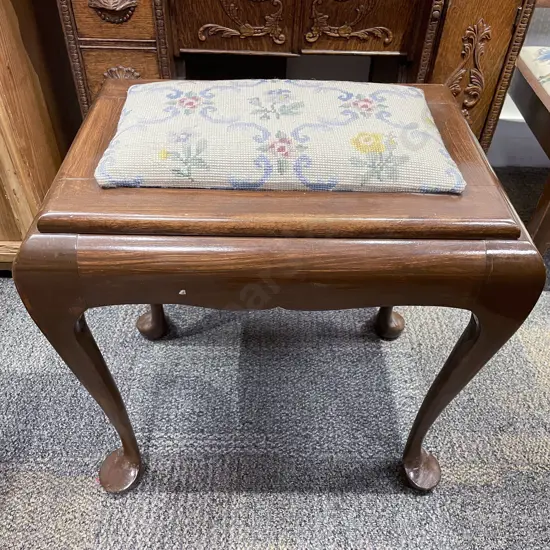 Piano Stool with Tilted Seat Compartment
