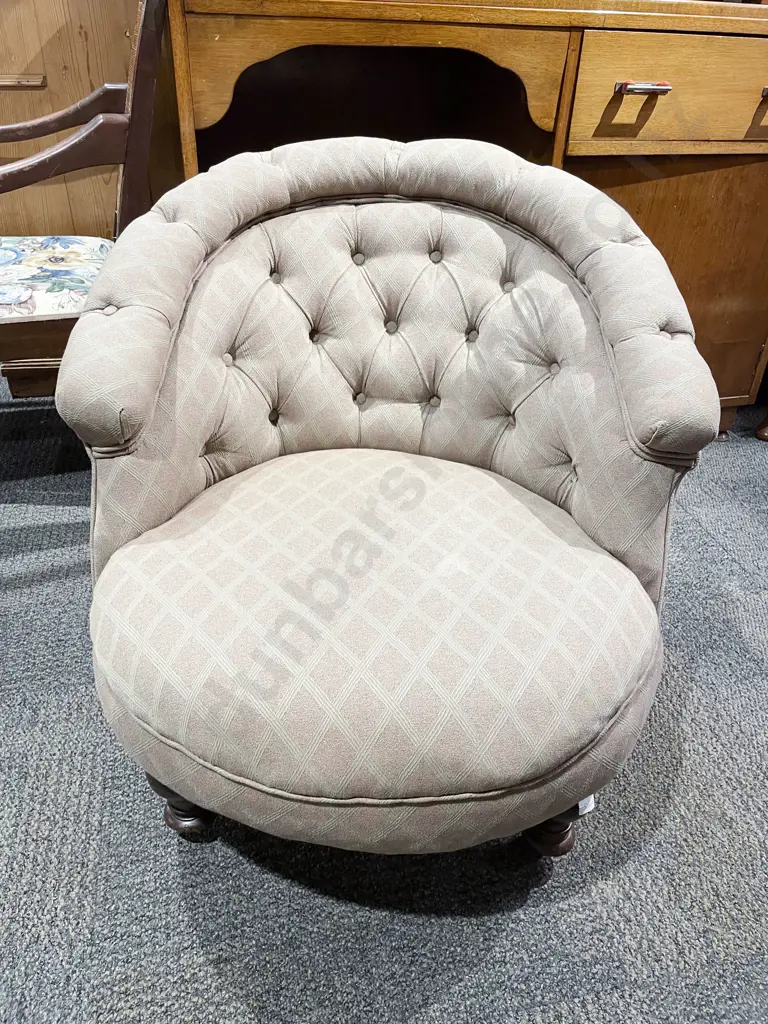 Button Back Low Tub Chair Image 1++