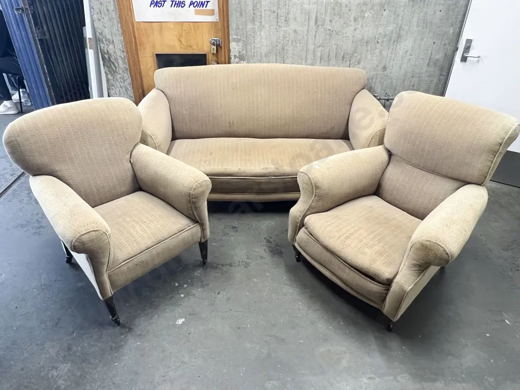 Three Pce Lounge Suite Image 1++