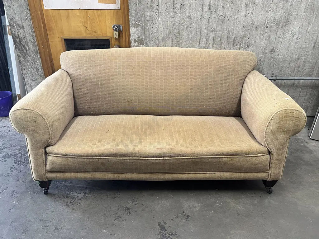 Three Pce Lounge Suite Image 1++