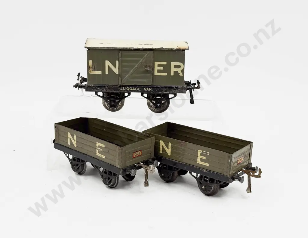Hornby Series LNER Luggage Van and Two NE No1 Open Wagons Image 1++