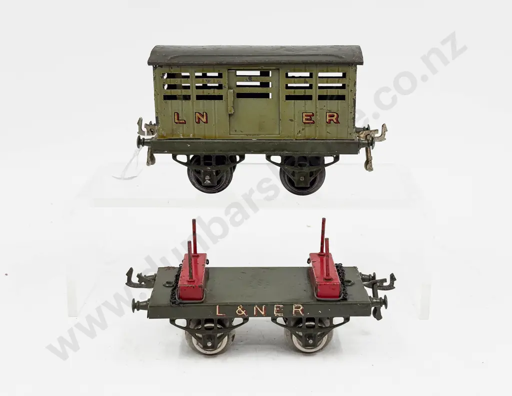 Hornby Series LNER No1 Cattle Truck and Lumber Wagon Image 1++
