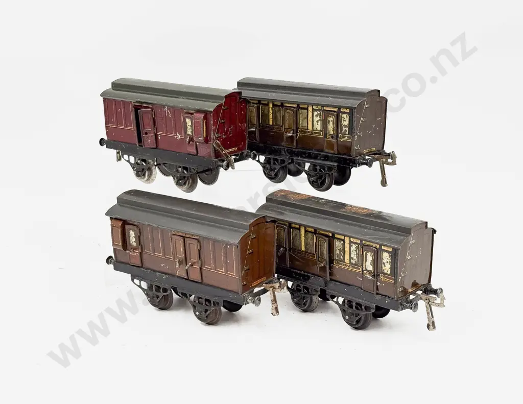 Hornby Series Four Passenger Coaches with Clerestory Roofs Image 1++