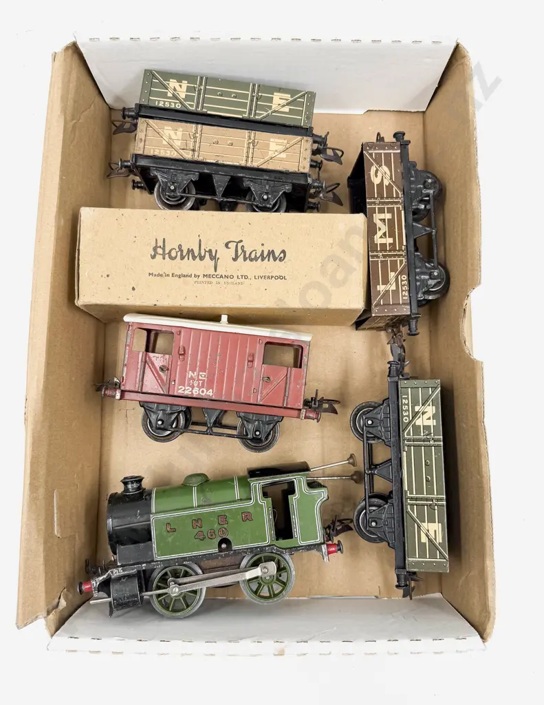 Hornby Type 101 Tank Locomotive LNER 460 with Five Rolling Stock Wagons Image 1++