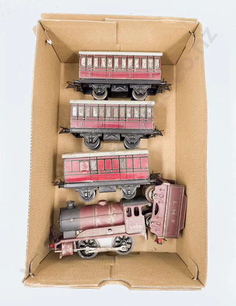 Hornby Type 501 5600 Locomotive and Tender LMS and Three Passenger Coaches Image 1++
