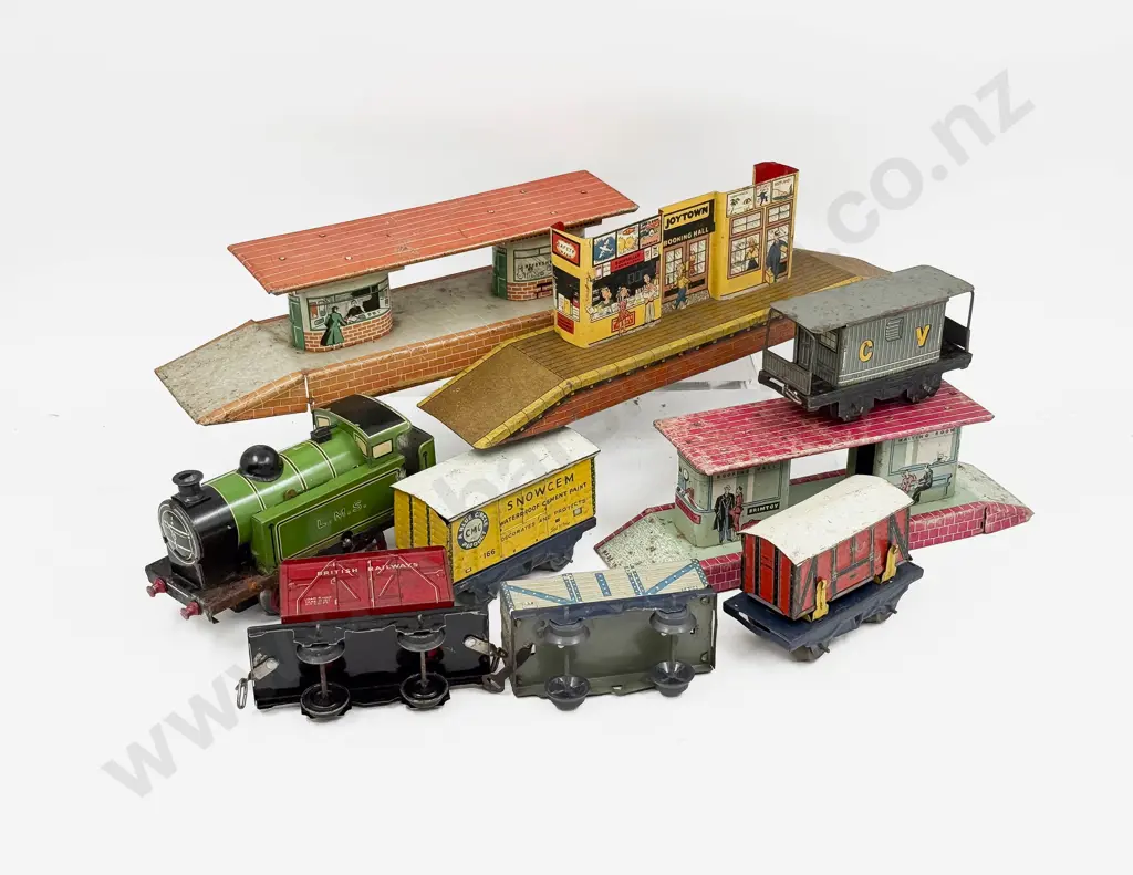 Early Made in Gt Britain Tank Locomotive with Five Wagons and Three Station Platforms (faults) Image 1++
