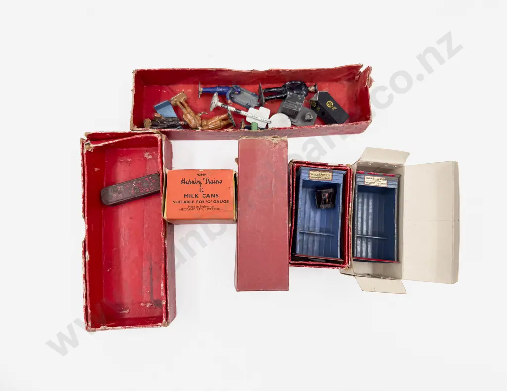 Hornby Series Watchmans Hut x2 Boxed Half Dozen Station Hoardings & 12 Milk Cans (only 9) Image 1++