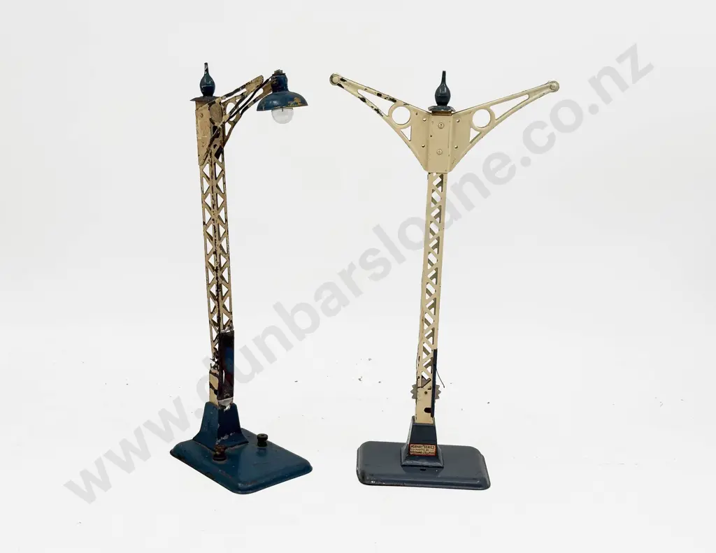 Hornby Series Lamp Standard No2 with Three Glass Globes and Lamp E1 Electrical (Single) Image 1++