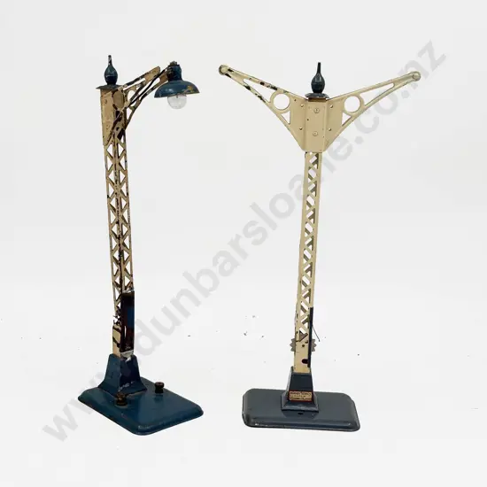 Hornby Series Lamp Standard No2 with Three Glass Globes and Lamp E1 Electrical (Single)