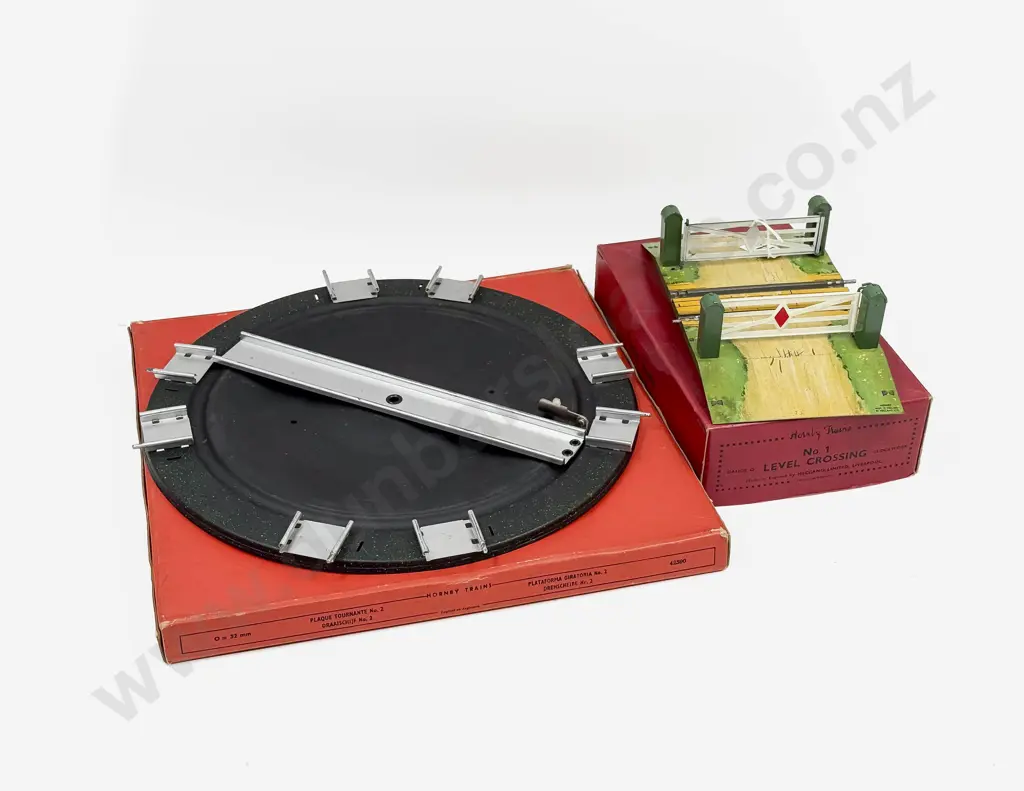 Hornby Boxed No2 Turntable and No1 Level Crossing Image 1++