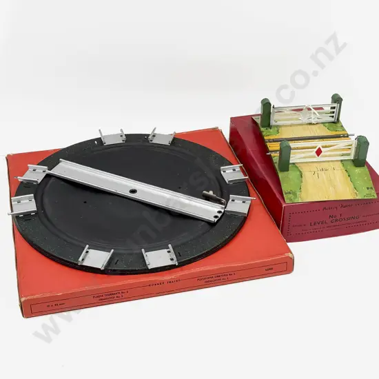 Hornby Boxed No2 Turntable and No1 Level Crossing