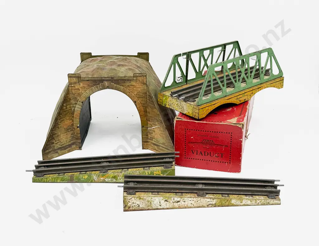 Hornby Series Boxed 3pce Viaduct and Unboxed Tunnel Image 1++