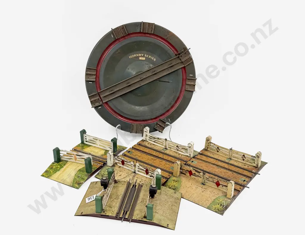 Hornby 3-rail Turntable with Two No 2 & Two No1 Level Crossings Image 1++