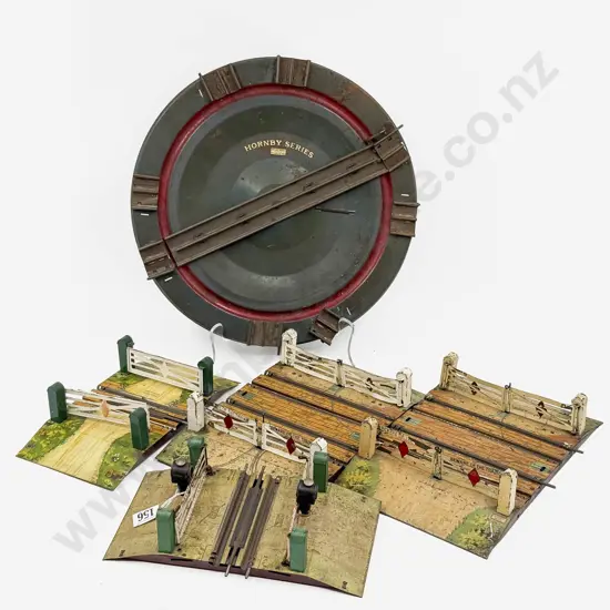 Hornby 3-rail Turntable with Two No 2 & Two No1 Level Crossings