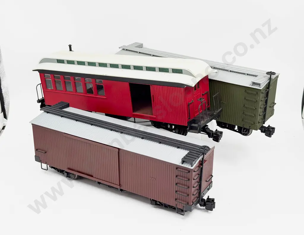 Bachmann Gauge 1/G Scale Four Box Cars (one with Battery Power) & Other Passenger/Brake Image 1++