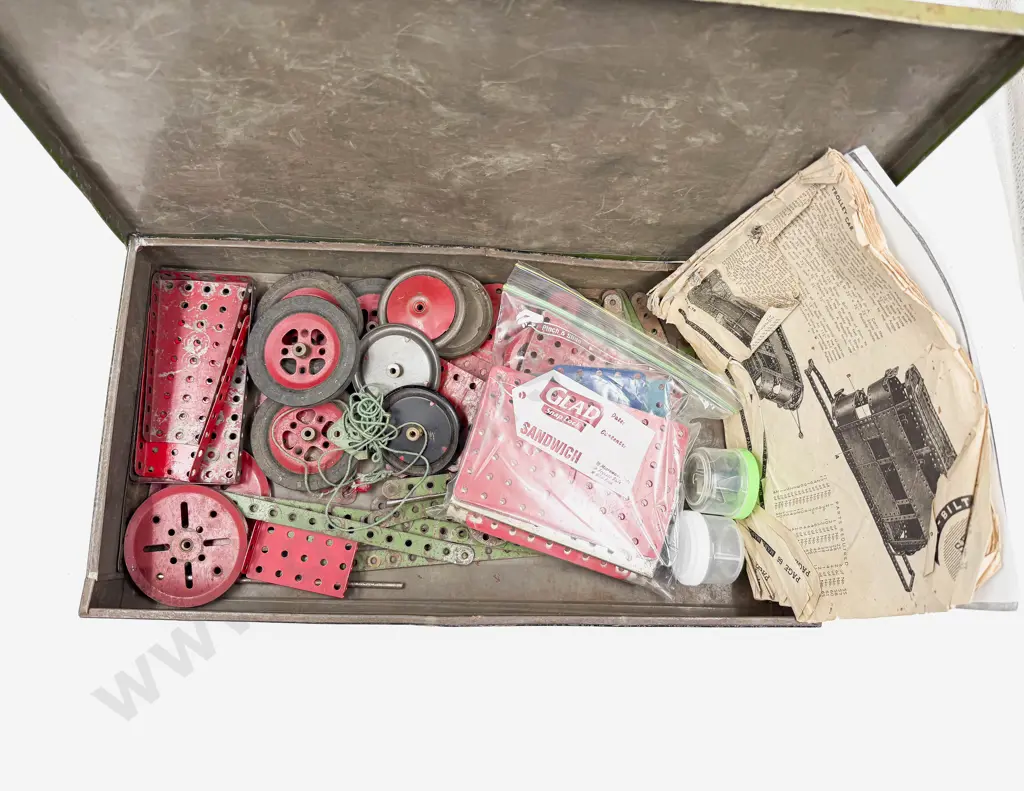 Post-War Ezy-Bilt Tin Box No6 with Contents and Part Instruction Booklet Image 1++