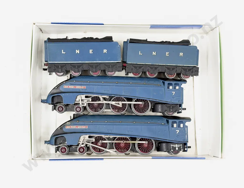 Hornby Dublo Two 4-6-2 Locomotives Sir Nigel Gresley with Two LNER Tenders 3-Rail Image 1++