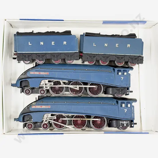 Hornby Dublo Two 4-6-2 Locomotives Sir Nigel Gresley with Two LNER Tenders 3-Rail