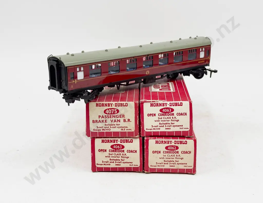 Hornby Dublo Boxed BR Corridor Coaches 4062 4063 x2 4075 Image 1++