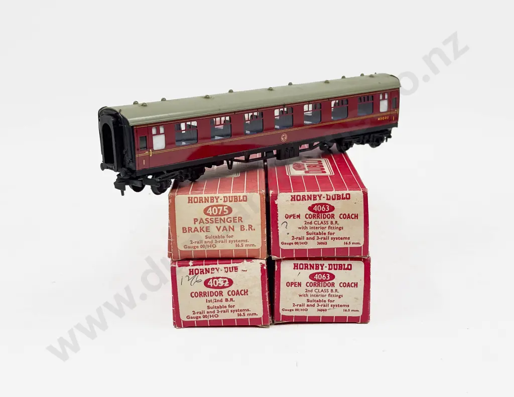 Hornby Dublo Boxed BR Corridor Coaches 4063 x2 4052 4075 Image 1++