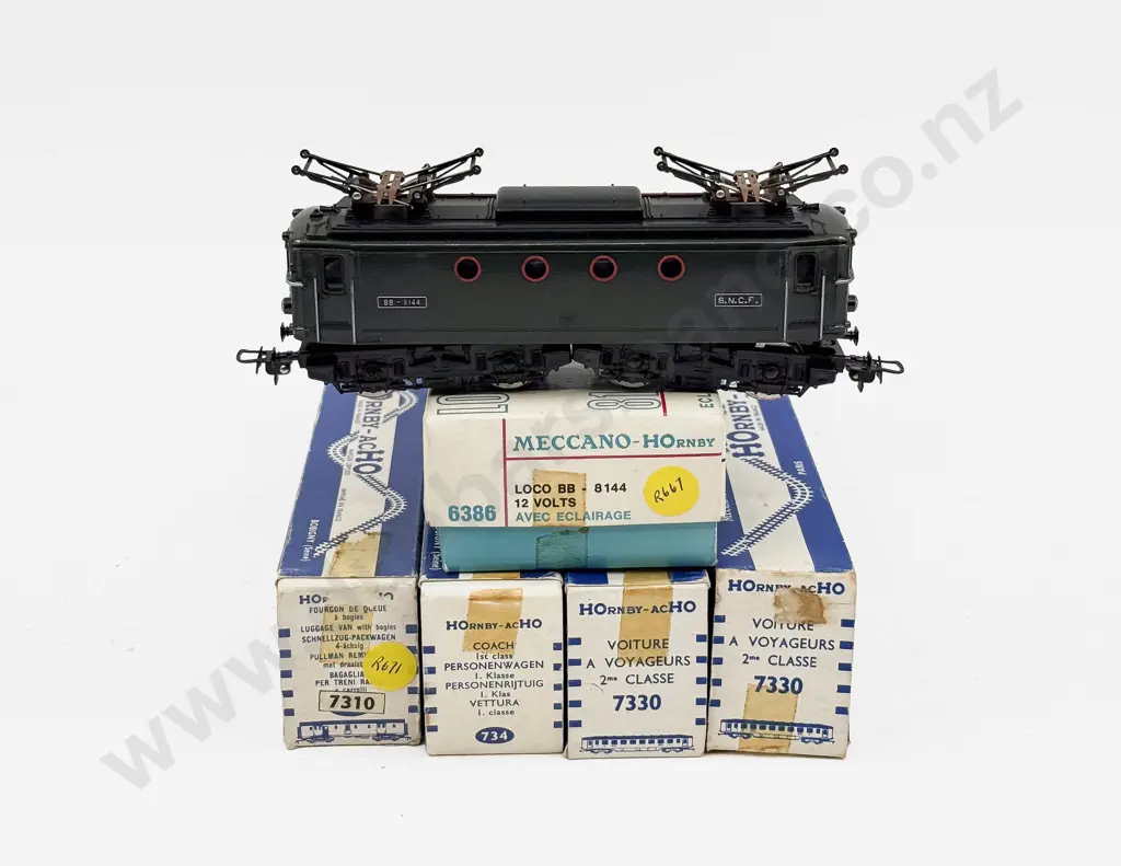 French Meccano-Hornby HO Gauge As New BB 8144 SNCF Locomotive and Four Coaches Image 1++