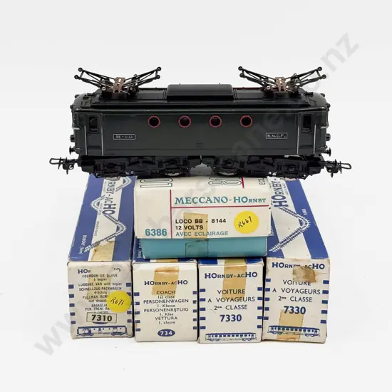 French Meccano-Hornby HO Gauge As New BB 8144 SNCF Locomotive and Four Coaches