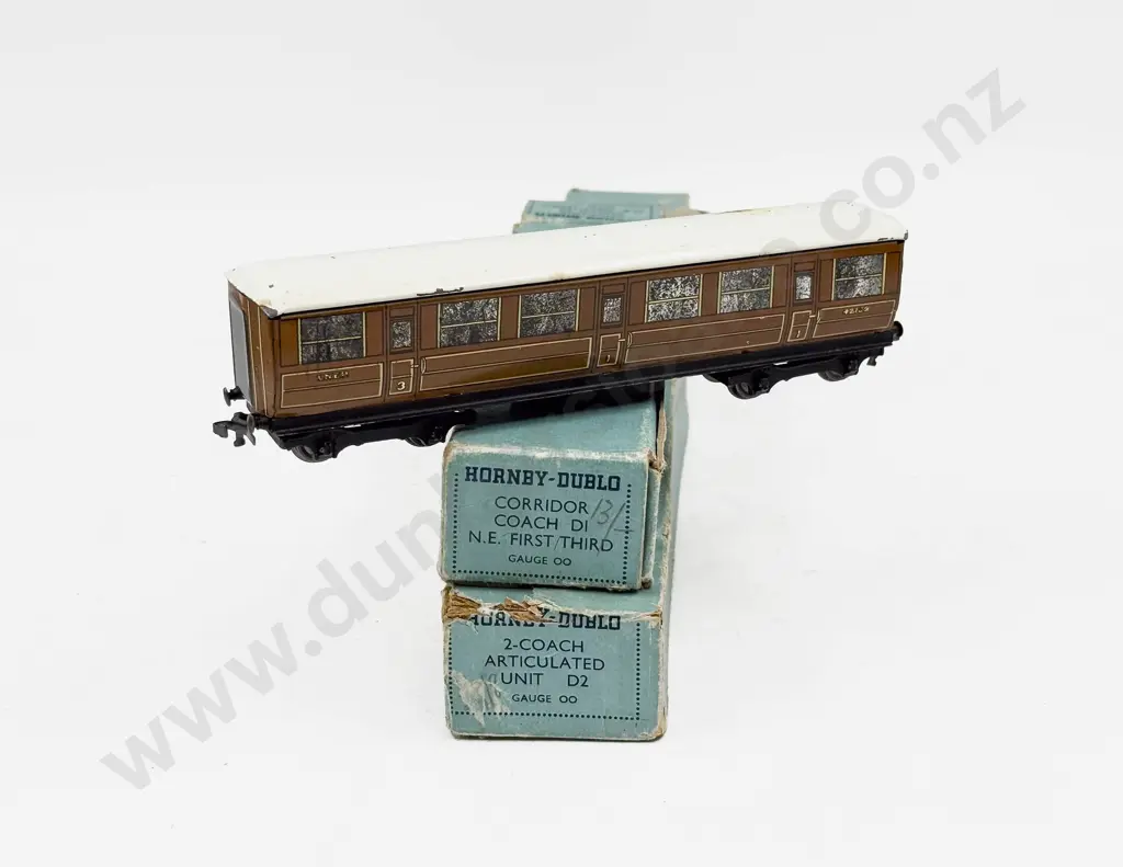 Hornby Dublo Boxed 2-Coach Articulated Unit D2 LNER with 1st/3rd Coach Image 1++