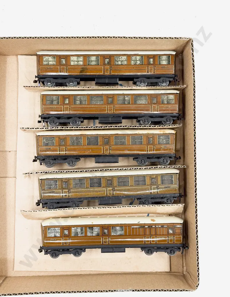 Hornby Dublo Five LNER Coaches Image 1++