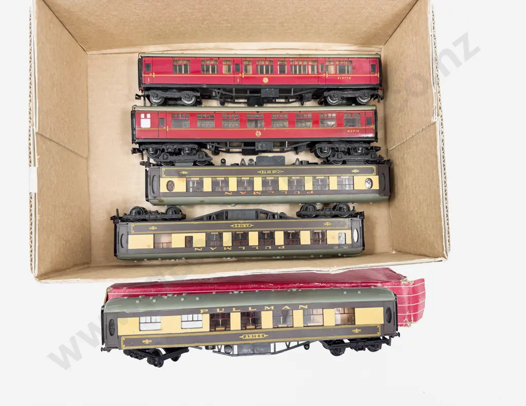 Hornby Dublo Three Pullman Coaches and Two BR Corridor Coaches Image 1++