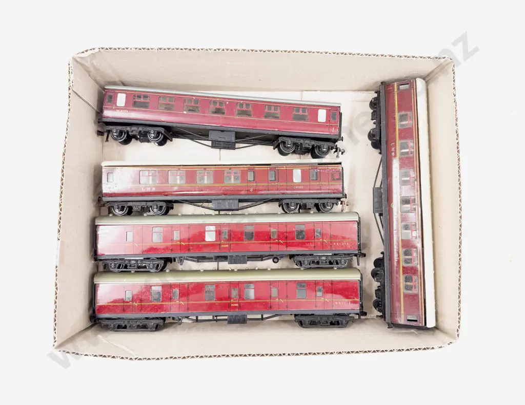 Hornby Dublo Unboxed Five Corridor Coaches - Guard x2 3rd Class 1st Class and 1st/3rd Image 1++