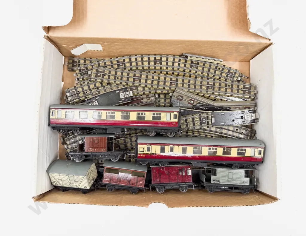 Hornby Dublo Two Passenger Coaches with Five Rolling Stock Wagons and Qty 3-rail Track Image 1++