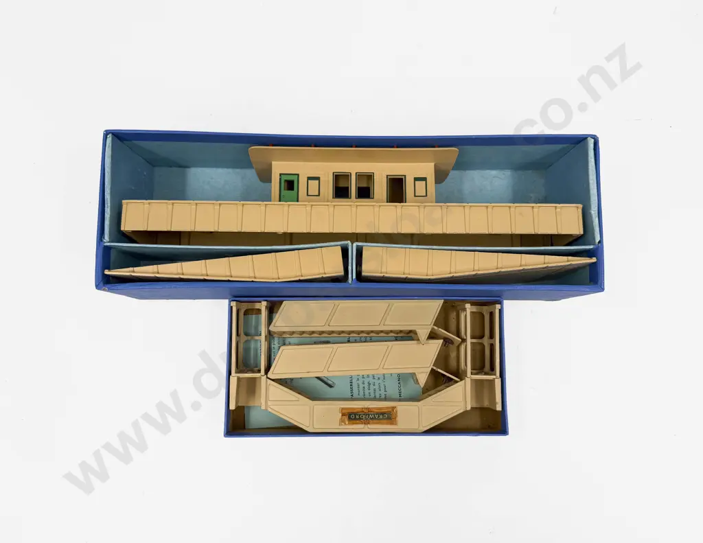 Hornby Dublo Boxed D1 Island Platform and Footbridge Image 1++