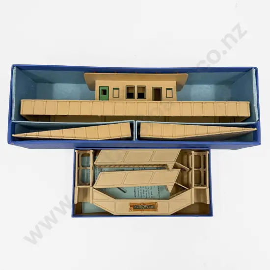 Hornby Dublo Boxed D1 Island Platform and Footbridge