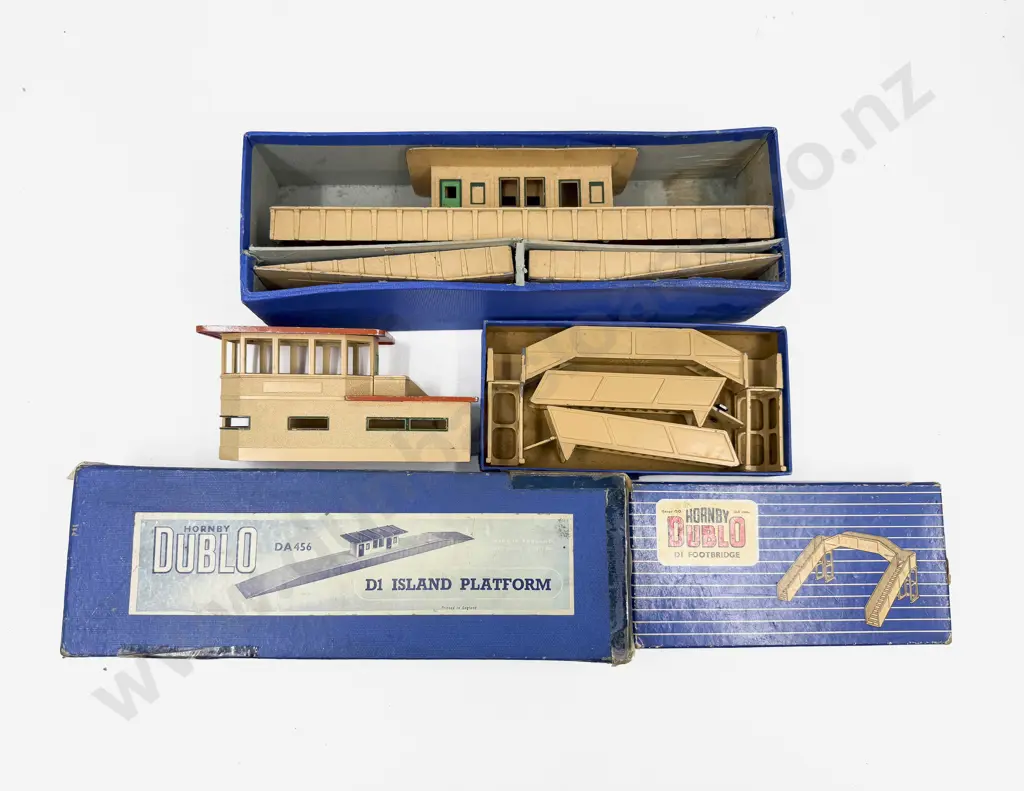 Hornby Dublo Boxed D1 Island Platform and Footbridge with Unboxed Signal Cabin Image 1++