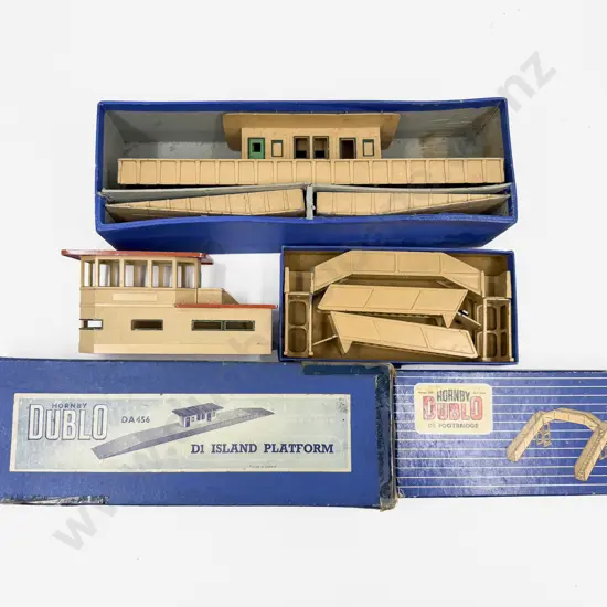 Hornby Dublo Boxed D1 Island Platform and Footbridge with Unboxed Signal Cabin