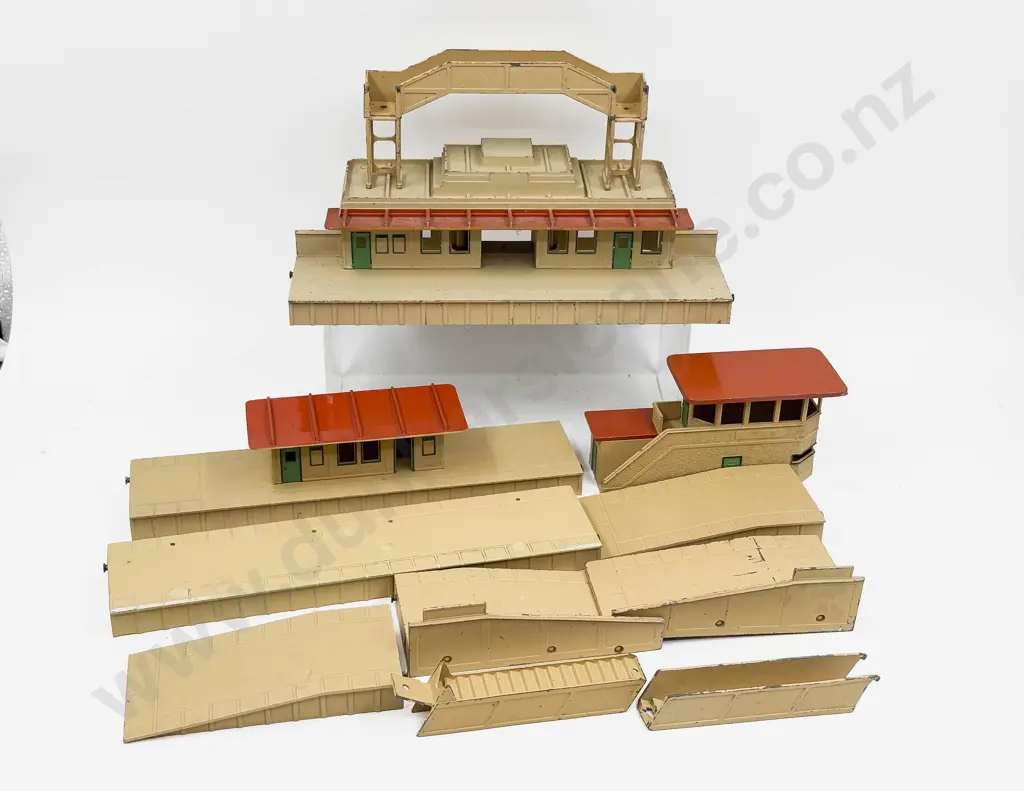 Hornby Dublo Station - Island Platform - Signal Cabin - Platform Extension - Footbridge Image 1++