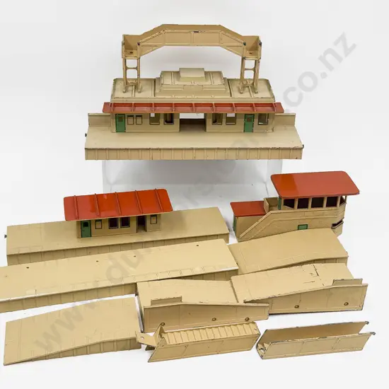 Hornby Dublo Station - Island Platform - Signal Cabin - Platform Extension - Footbridge