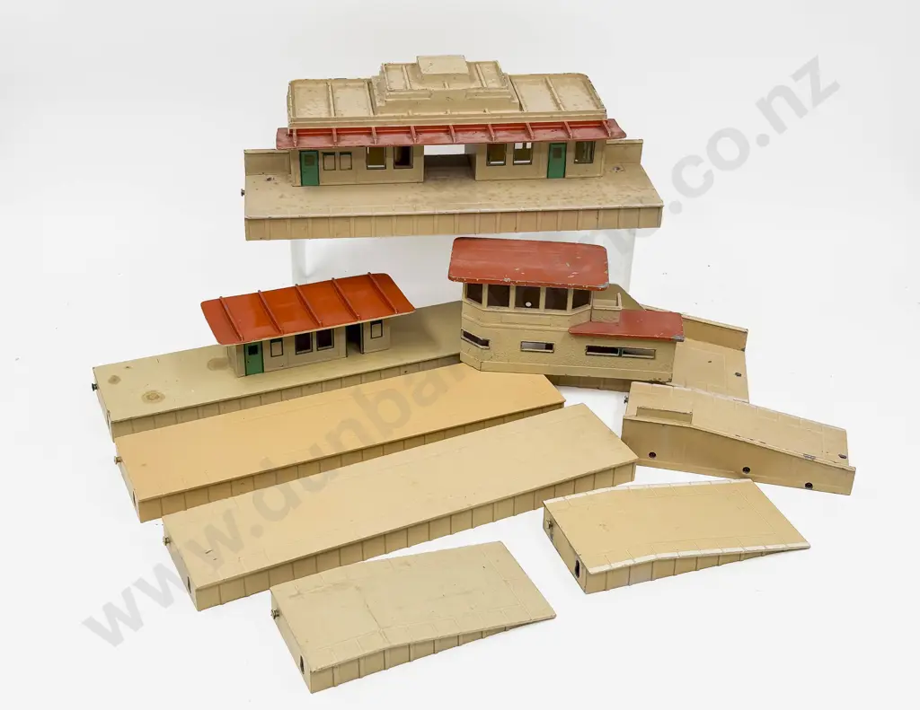 Hornby Dublo Station - Island Platform - Signal Cabin - Two Platform Extensions Image 1++