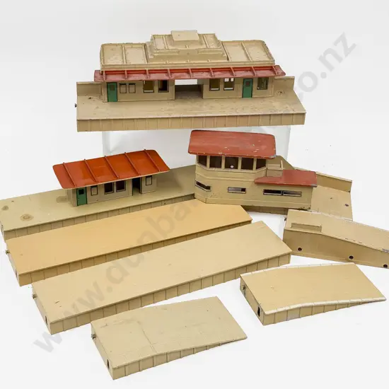 Hornby Dublo Station - Island Platform - Signal Cabin - Two Platform Extensions