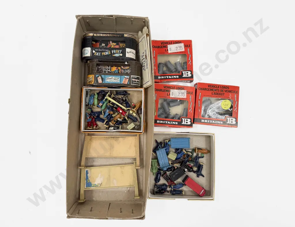 Hornby Dublo Station Railway Staff and Passenger with Accessories Image 1++