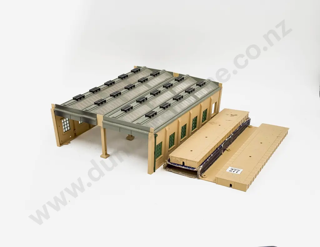 Hornby Dublo (Plastic) Engine Shed Kit with Two Platforms Image 1++
