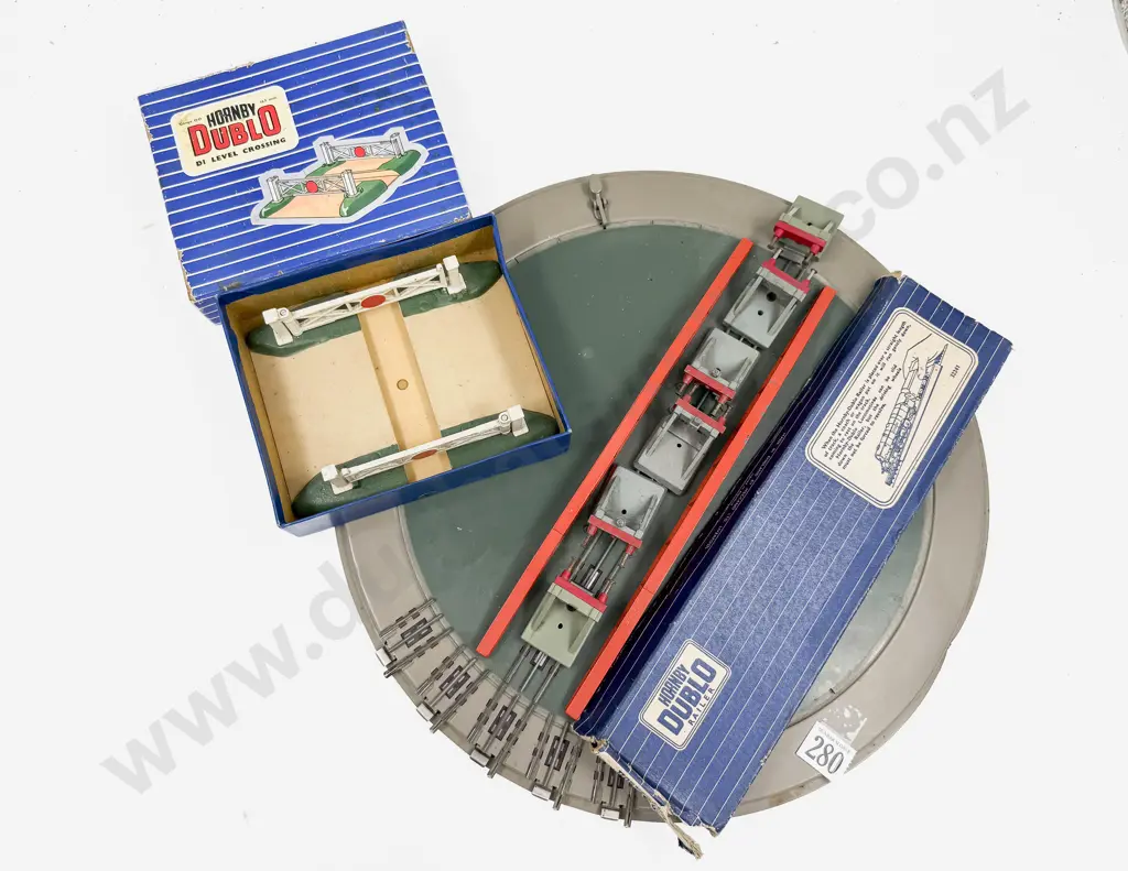 Hornby Dublo D1 Turntable with Buffers Stops and D1 Level Crossing Railer Image 1++