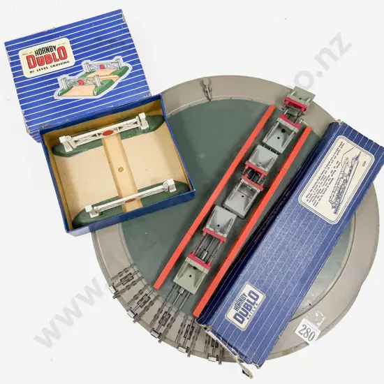 Hornby Dublo D1 Turntable with Buffers Stops and D1 Level Crossing Railer