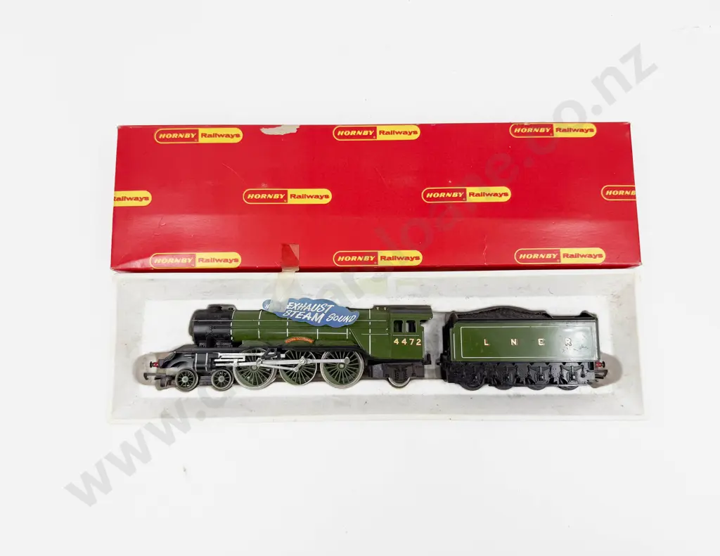 Hornby Boxed R855 LNER 4-6-2 Locomotive Flying Scotsman with R745 Three Coaches Image 1++