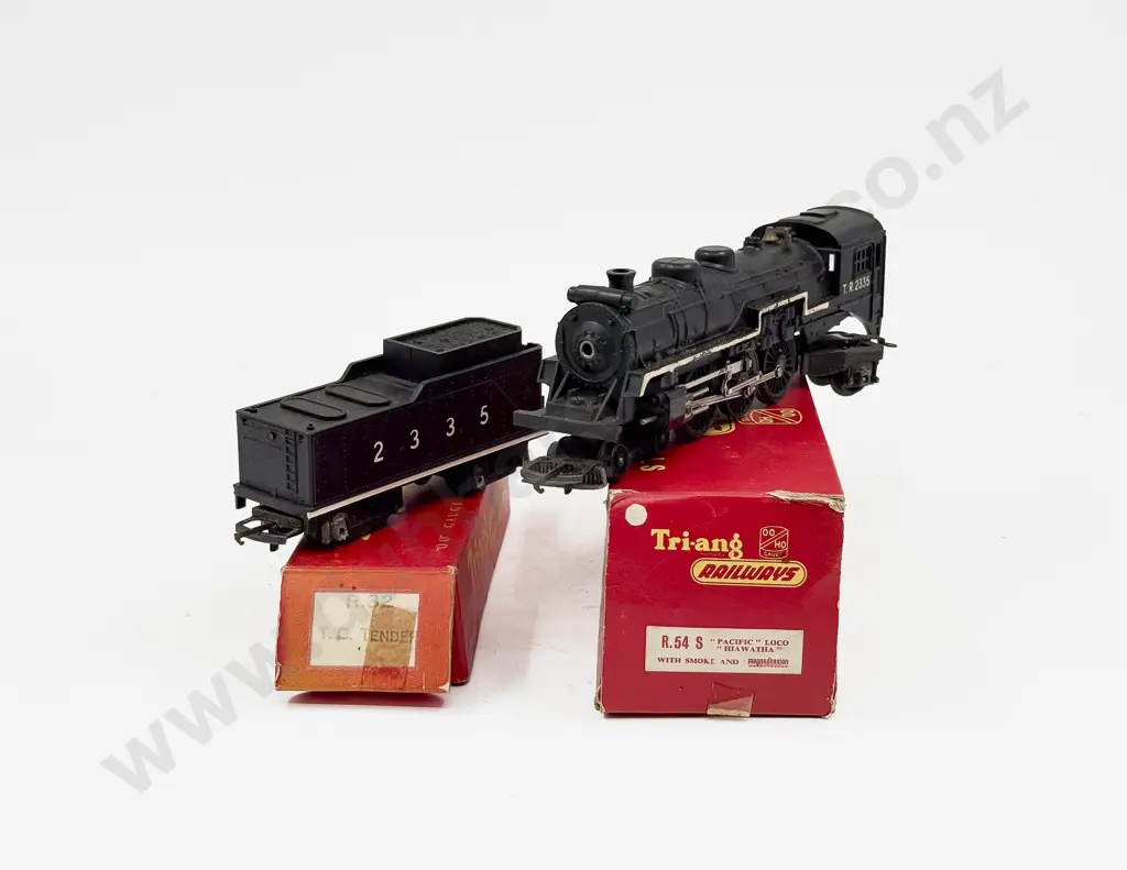 Triang Railways Boxed R54 Hiawatha 4-6-2 Pacific Locomotive and 2335 Tender Image 1++
