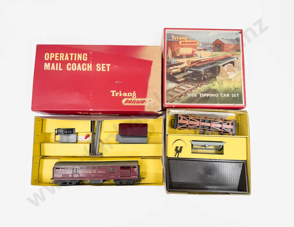 Triang Railways Boxed R345 Side Tipping Car Set and R402 Operating Royal Mail Coach Set Image 1++