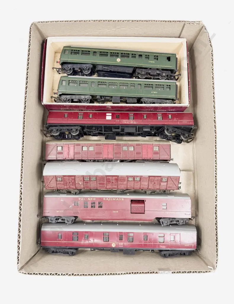 Triang Railways BR Class 101 DMU Diesel Loco Two Car Set Image 1++