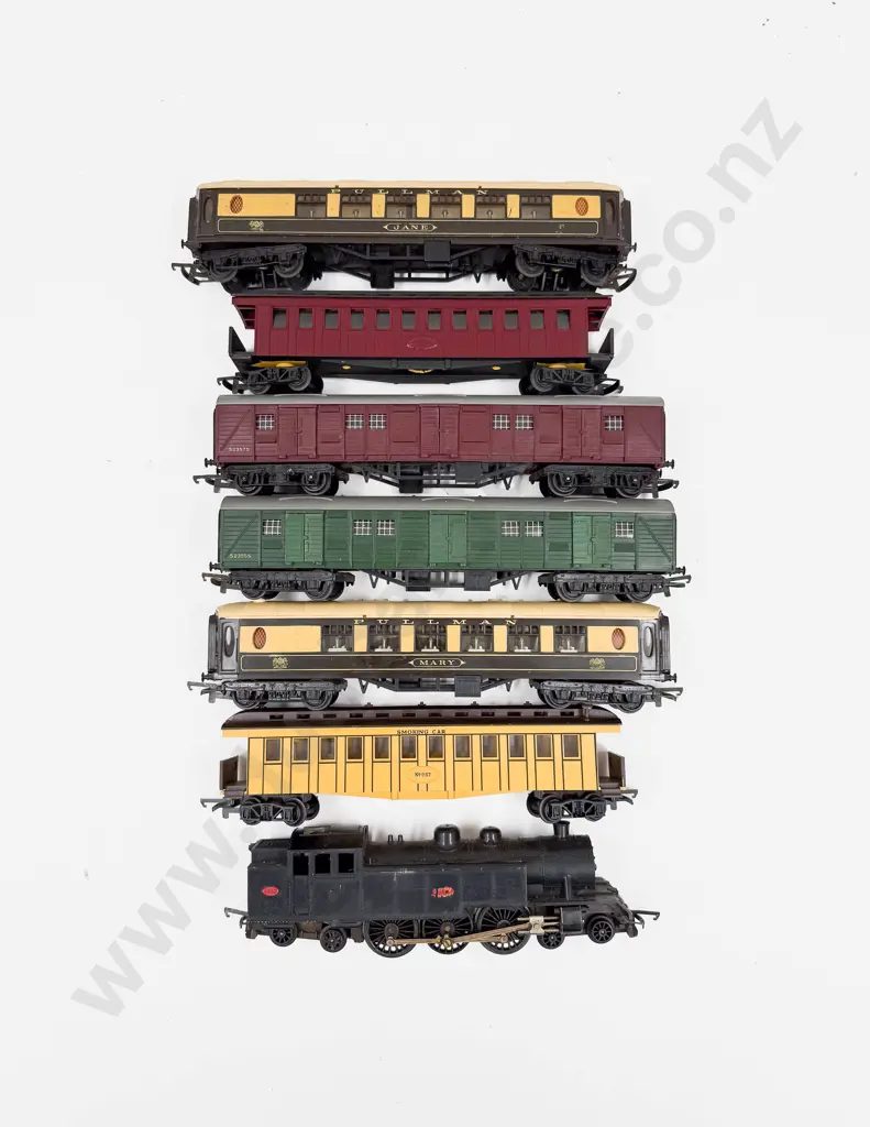Triang Railways R56 4-6-4 Tank Loco 4830 with Six Assorted Passenger Coaches Image 1++