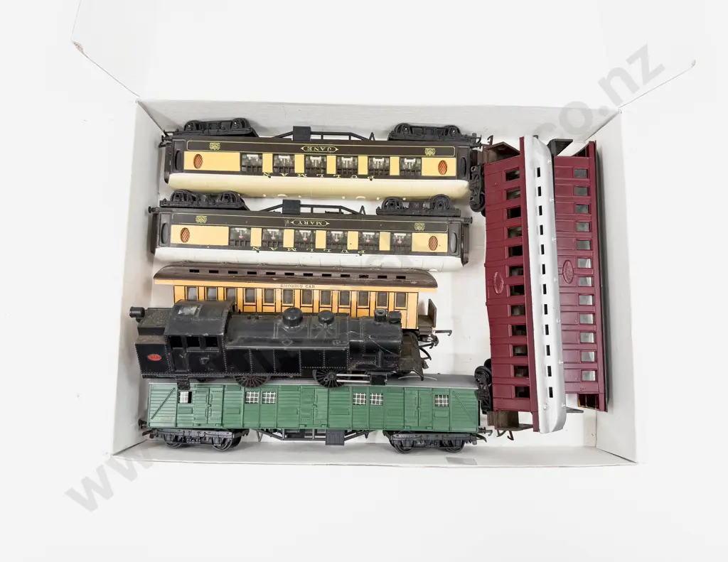 Triang Railways R56 4-6-4 Tank Loco 4830 with Six Assorted Passenger Coaches Image 1++