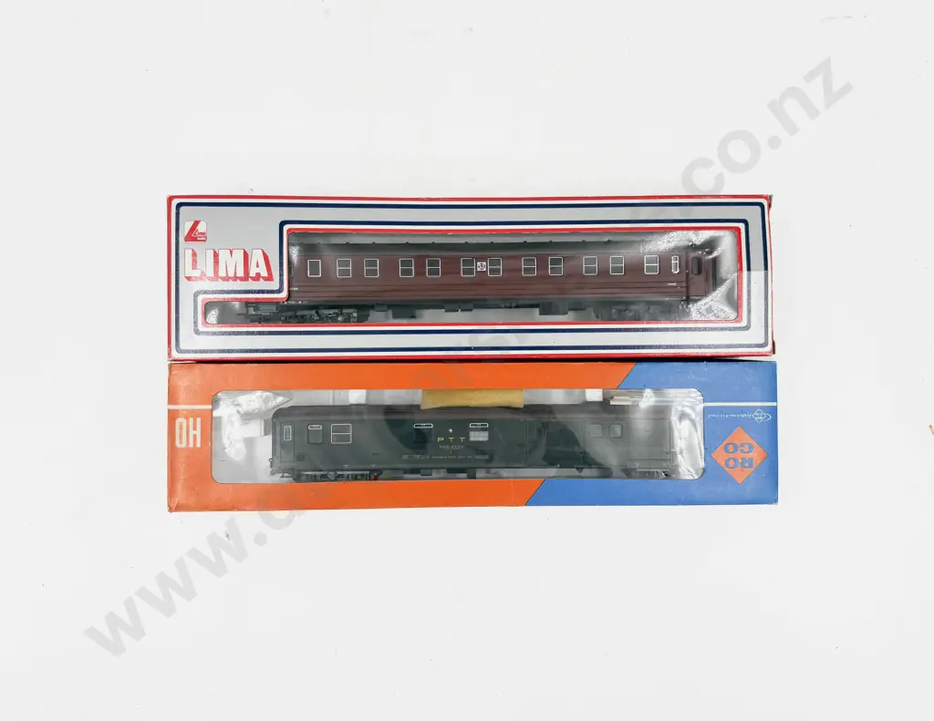 Roco HO Gauge As New 4241S Swiss PTT Baggage Coach and Lima 309270 Passenger Coach Image 1++